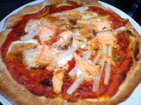 Pizza mit Lachs und Spargel