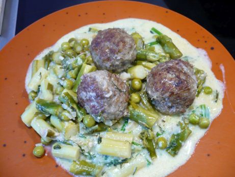 gr�ner Spargel mit Kl��chen